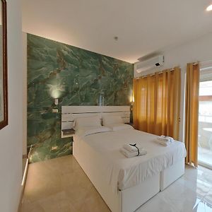 Zimmer mit Kingsize-Bett